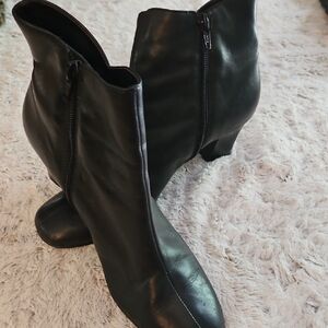 Croft & Barrow Black Heeled Boots Sleek Design